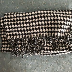 Black and white scarf